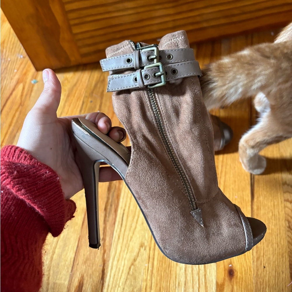 Ankle bootie-pumps